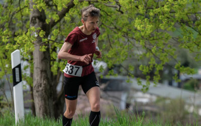 Anja Jakob triumphiert bei den Treuener Stadtmeisterschaften im Straßenlauf