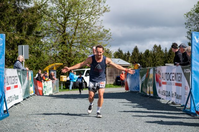 Der 36. Aschberglauf ist Geschichte – und was für eine! 🏃‍♀️🚴‍♂️ Von den kleinsten Talenten bis zu den erfahrenen Läuferinnen und Läufern wurde auf 1,9 bis 4,6 km alles gegeben. 💥
Und damit ist die 1. Etappe des Klingenthaler 3 geschafft! ✅
Glückwunsch an alle Siegerinnen und Sieger & ein riesiges Dankeschön an unsere Helferinnen und Helfer! 🙌❤️

📸 Alle Ergebnisse & Infos zum #Klingenthaler3 gibt’s auf www.vsc-klingenthal.de

#VSCklingenthal #Aschberglauf #Klingenthaler3 #Laufsport #Radrennen #Berglauf #Jugendsport #Sachsenläuft #TeamSpirit #SportmachtSpaß #GemeinsamStark #vsc #vscklingenthal #klingenthal #vogtland #vogtlandkreis #vogtlandtourist #vogtlandtourismus #vogtland_tourismus #sportimvogtland #lauf #laufen #laufliebe #laufenverbindet