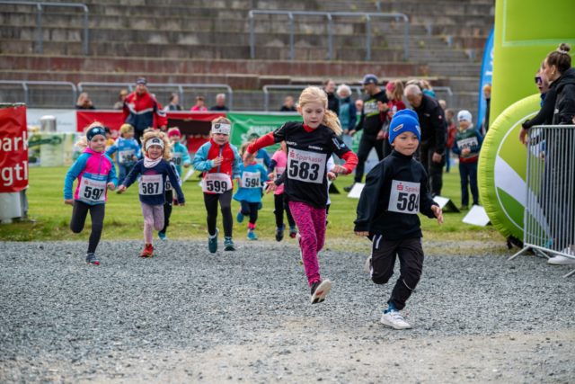 🏃‍♀️🏃‍♂️ Volle Power in der Sparkasse Vogtland Arena!
Die zweite Etappe der Klingenthaler 3 war ein voller Erfolg – von den jüngsten Bambinis bis zur längsten Distanz über 24 km war alles dabei.💪✨

Ob Sprint oder Ausdauer, Kinderlauf oder Nordic Walking – die Leidenschaft für den Sport war überall spürbar! Danke an alle Teilnehmer, Helfer und Zuschauer, die diesen Tag so besonders gemacht haben. 🙌

📸 Eindrücke vom Event & alle Ergebnisse gibt's auf unserer Website:
👉 www.vsc-klingenthal.de

#Klingenthaler3 #VogtlandArena #Laufsport #VSCklingenthal #SparkassenVogtlandlauf #GemeinsamStark  #NordicWalking  #Sportliebe #K3 #vogtlandlauf #arenatrail #klingenthal #vscKlingenthal #laufenmachtglücklich #trailrunning #runvogtland #nordicwalking #laufabenteuer #gemeinsamlaufen #sports #sportlife #sportster  #sportmotivation #sportaddict #vogtland #vogtlandliebe #vogtlandarena #vogtlandkreis #vogtlandtourist #vogtlandtourismus